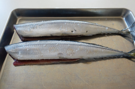 塩を振られたさんまの切り身