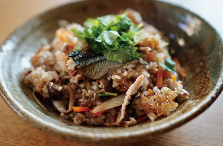 器に盛られた炊き込みご飯